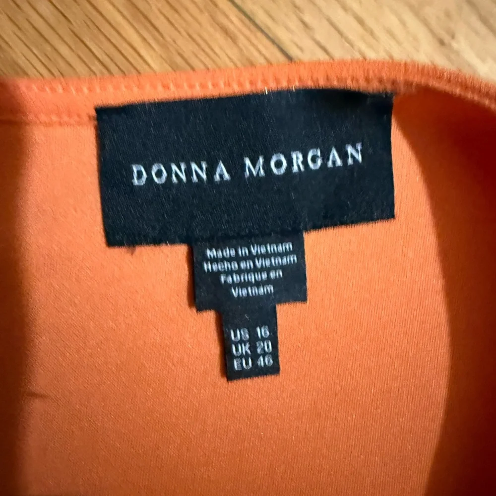 Donna Morgan NWOT❗️Kimono Sleeve Cinched Waist Flounced Ruffle Dress